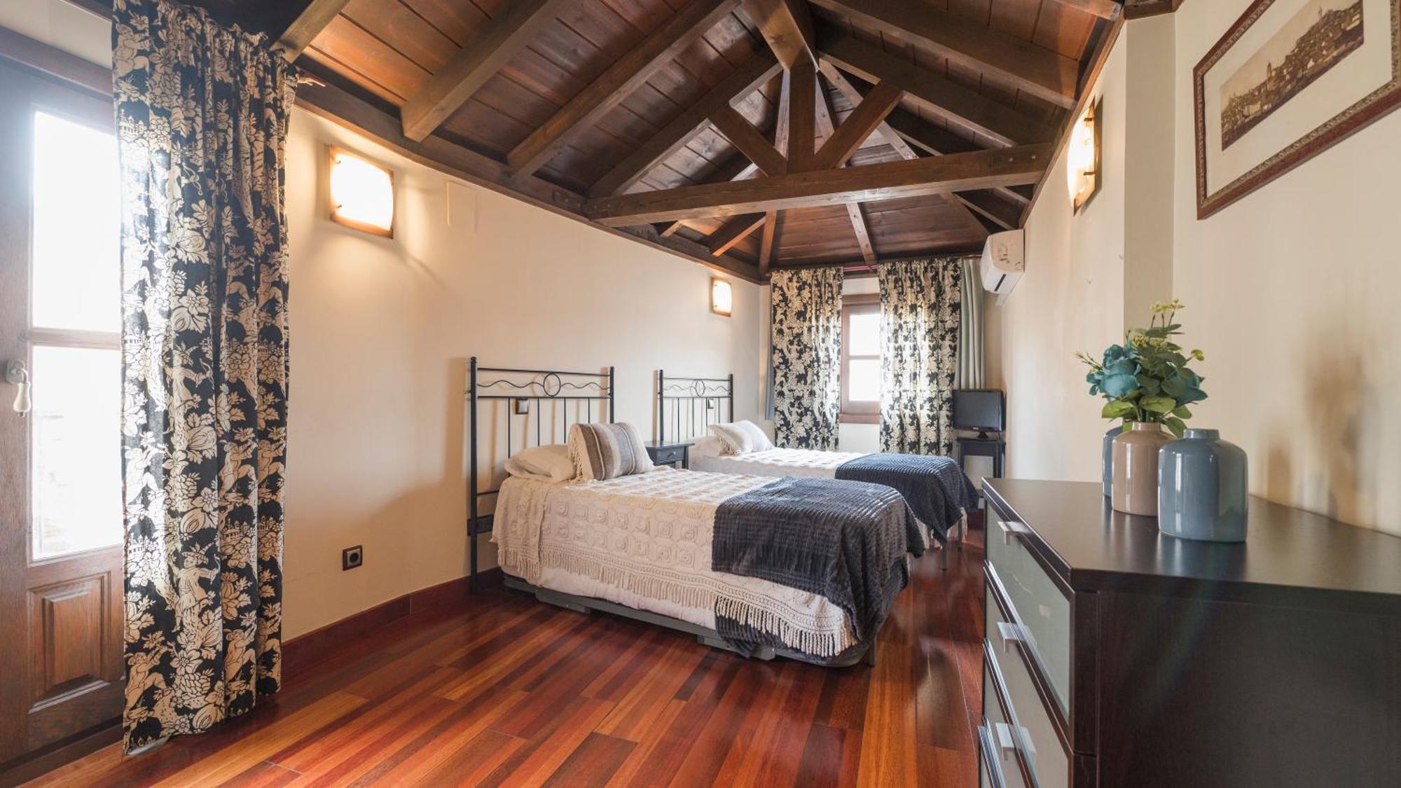 Apartamentos Las Teresitas Junto A La Catedral Толедо Екстериор снимка